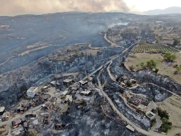 Последствия лесных пожаров в Манавгате, провинция Анталья, Турция. - Sputnik Азербайджан