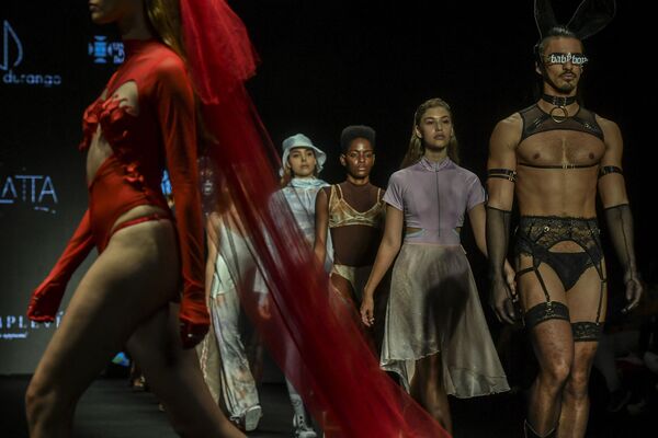 Модели представляют свои творения во время показа мод, Колумбия. - Sputnik Азербайджан