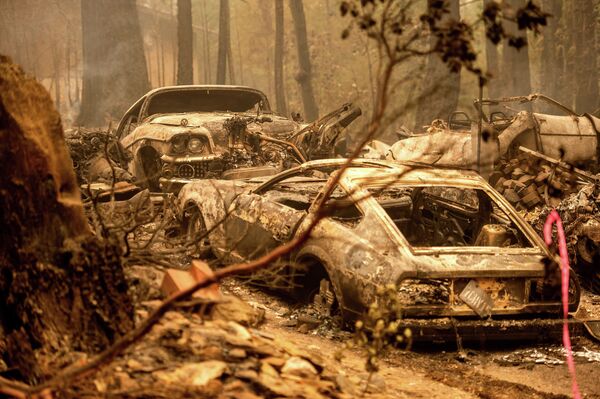 Автомобили после пожара в районе Индиан-Фолс округа Плумас, штат Калифорния . - Sputnik Азербайджан