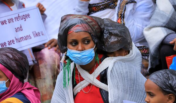 Эритрейские беженцы во время протеста перед офисом УВКБ ООН в Аддис-Абебе, Эфиопия. - Sputnik Азербайджан