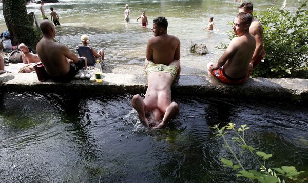 Люди купаются в жару в реке Треска в Северной Македонии. - Sputnik Азербайджан