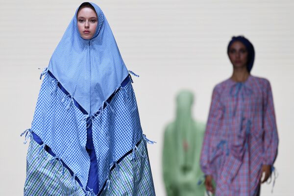 Показ коллекций одежды дизайнеров моды на Modest Fashion Day в рамках XII Международного экономического саммита Россия Исламский мир: KazanSummit . - Sputnik Азербайджан