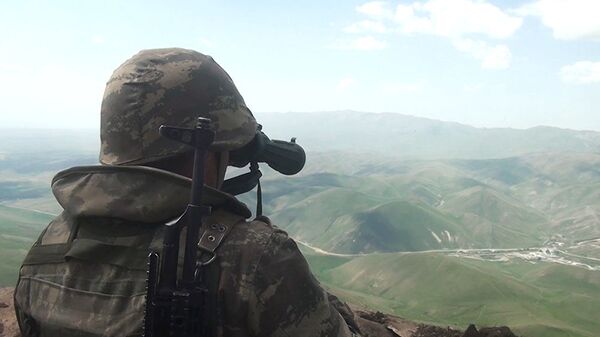 Азербайджанский военнослужащий на боевой позиции, фото из архива  - Sputnik Azərbaycan