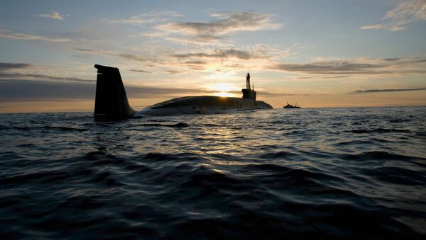 Атомная подводная лодка (АПЛ) Юрий Долгорукий во время ходовых испытаний летом 2009 года. - Sputnik Azərbaycan