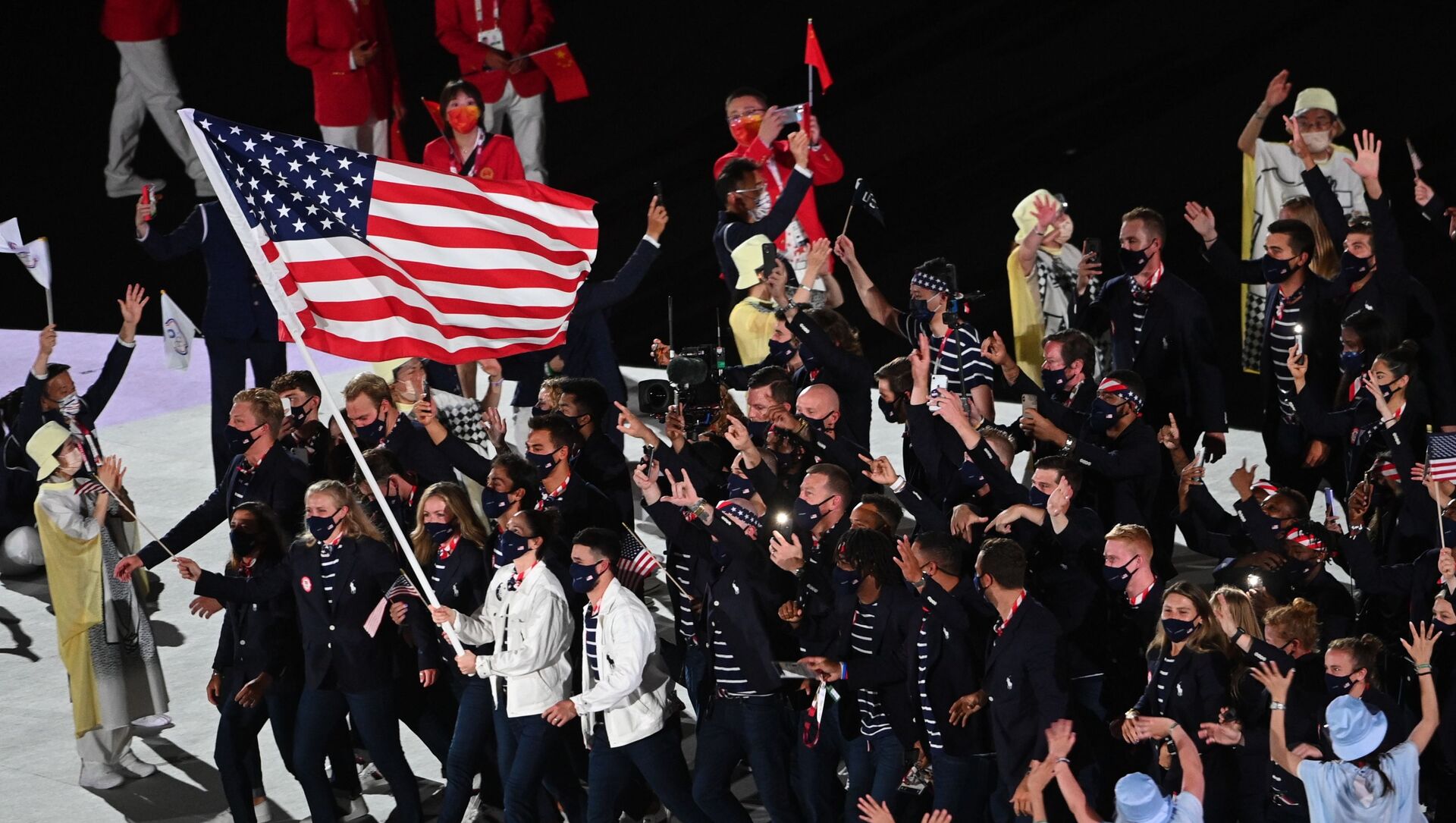 ABŞ idmançıları Tokiodakı XXXII Yay Olimpiya Oyunlarının açılış mərasimində Atletlər Paradı zamanı - Sputnik Azərbaycan, 1920, 03.08.2021