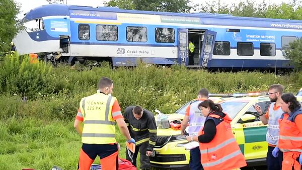 Столкновение поездов в Чехии: погибшие и десятки раненых - Sputnik Азербайджан