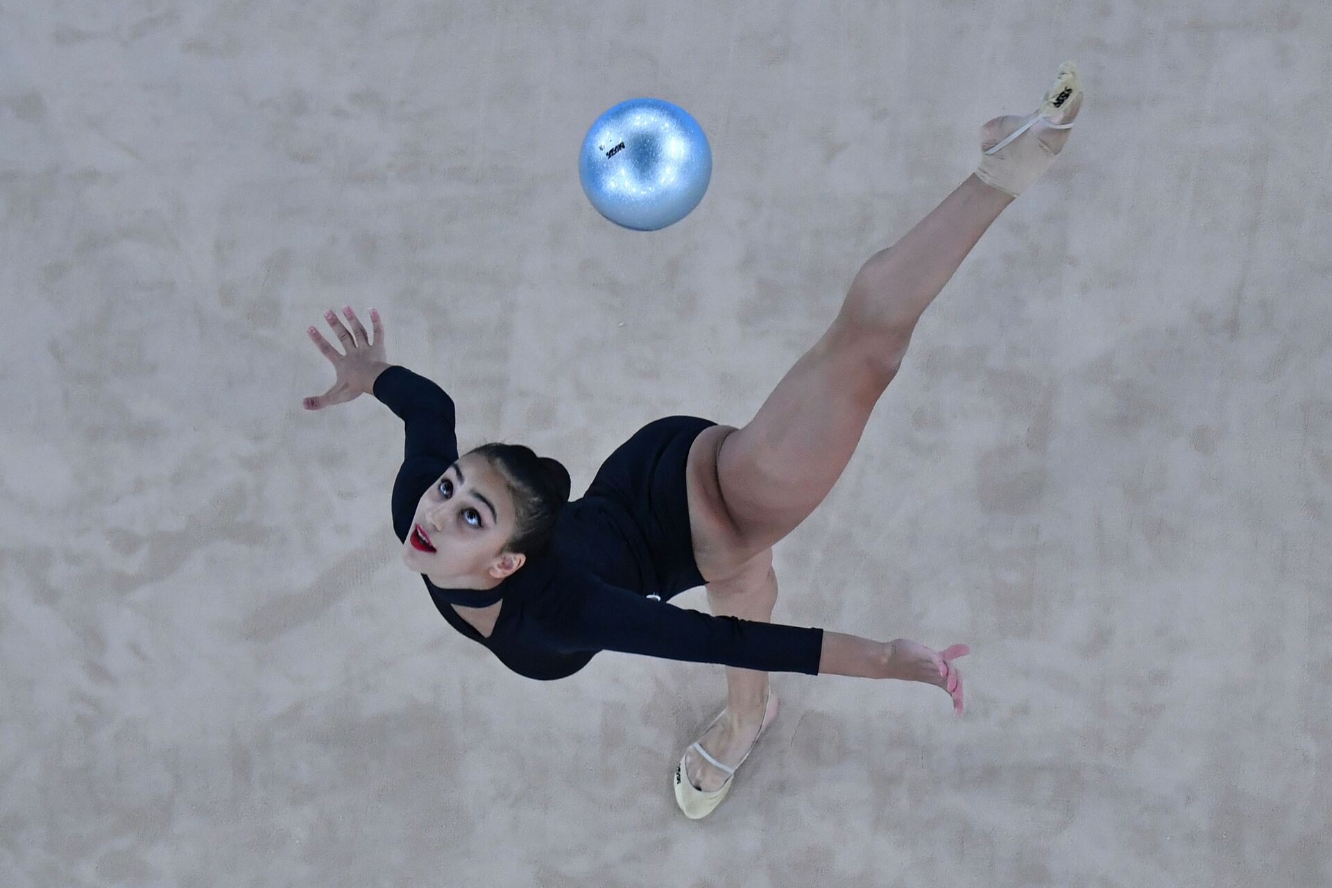Азербайджанская гимнастка Зохра Агамирова во время выступления на Олимписйких играх в Токио - Sputnik Azərbaycan, 1920, 13.08.2022