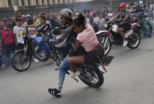 Karakasda sərgi zamanı motosikl sürücüsü sərnişinlə birgə, Venesuela. - Sputnik Azərbaycan