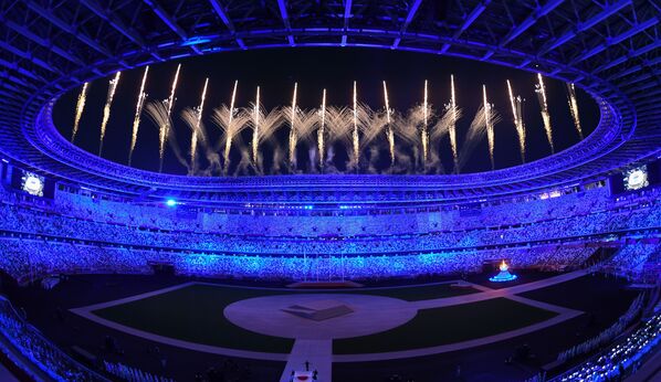 Салют на торжественной церемонии закрытия XXXII летних Олимпийских игр в Токио на Национальном олимпийском стадионе. - Sputnik Азербайджан