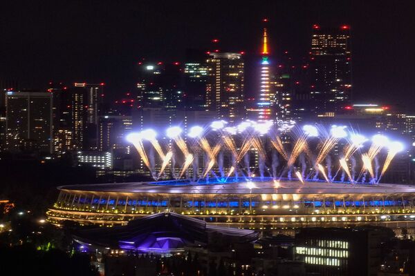 Салют во время торжественной церемонии закрытия XXXII летних Олимпийских игр в Токио. - Sputnik Азербайджан