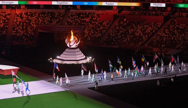 Парад атлетов на торжественной церемонии закрытия XXXII летних Олимпийских игр в Токио на Национальном олимпийском стадионе. - Sputnik Азербайджан