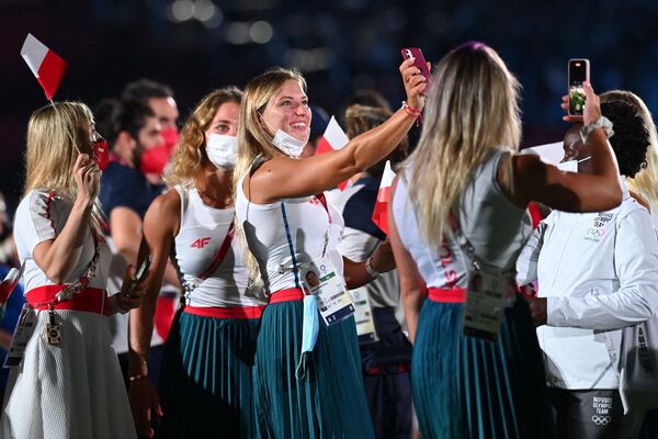 Польские атлеты на торжественной церемонии закрытия XXXII летних Олимпийских игр в Токио. - Sputnik Азербайджан