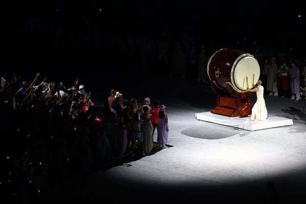 Выступление артистов на торжественной церемонии закрытия XXXII летних Олимпийских игр в Токио. - Sputnik Азербайджан