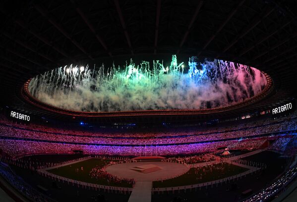 Салют на торжественной церемонии закрытия XXXII летних Олимпийских игр в Токио на Национальном олимпийском стадионе. - Sputnik Азербайджан