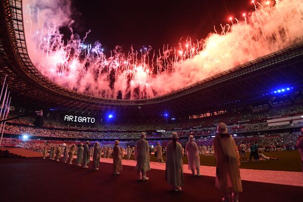 Салют на торжественной церемонии закрытия XXXII летних Олимпийских игр в Токио на Национальном олимпийском стадионе  - Sputnik Азербайджан