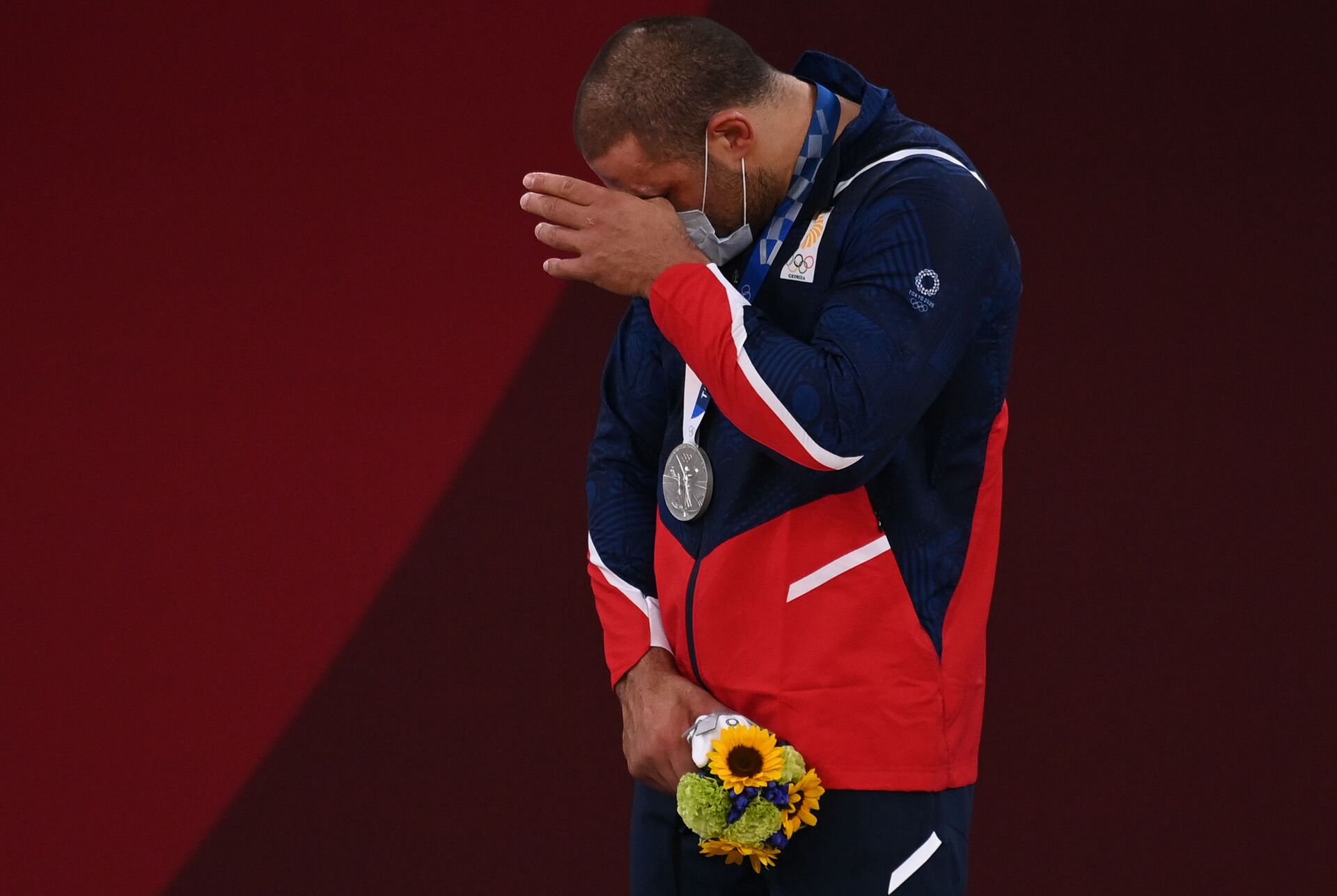 Гурам Тушишвили (Грузия), завоевавший серебряную медаль в соревнованиях по дзюдо в весовой категории свыше 100 кг среди мужчин на XXXII летних Олимпийских играх, на церемонии награждения - Sputnik Азербайджан, 1920, 01.10.2021
