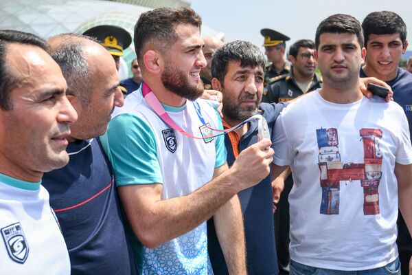 Bakıda Heydər Əliyev hava limanında Olimpiya mükafatçılarının qarşılanma mərasimi. - Sputnik Azərbaycan