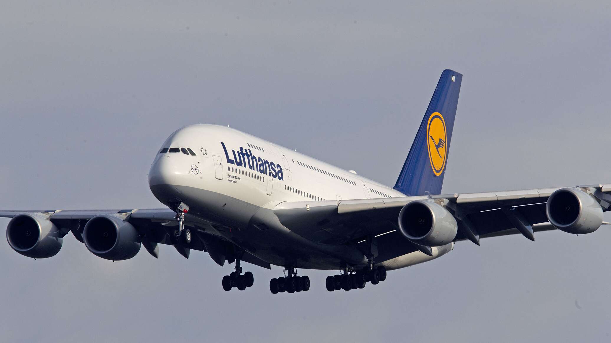 Франкфурт перелет. Airbus a380 шасси. Аэрбас 380-880. Lufthansa самый большой самолет.