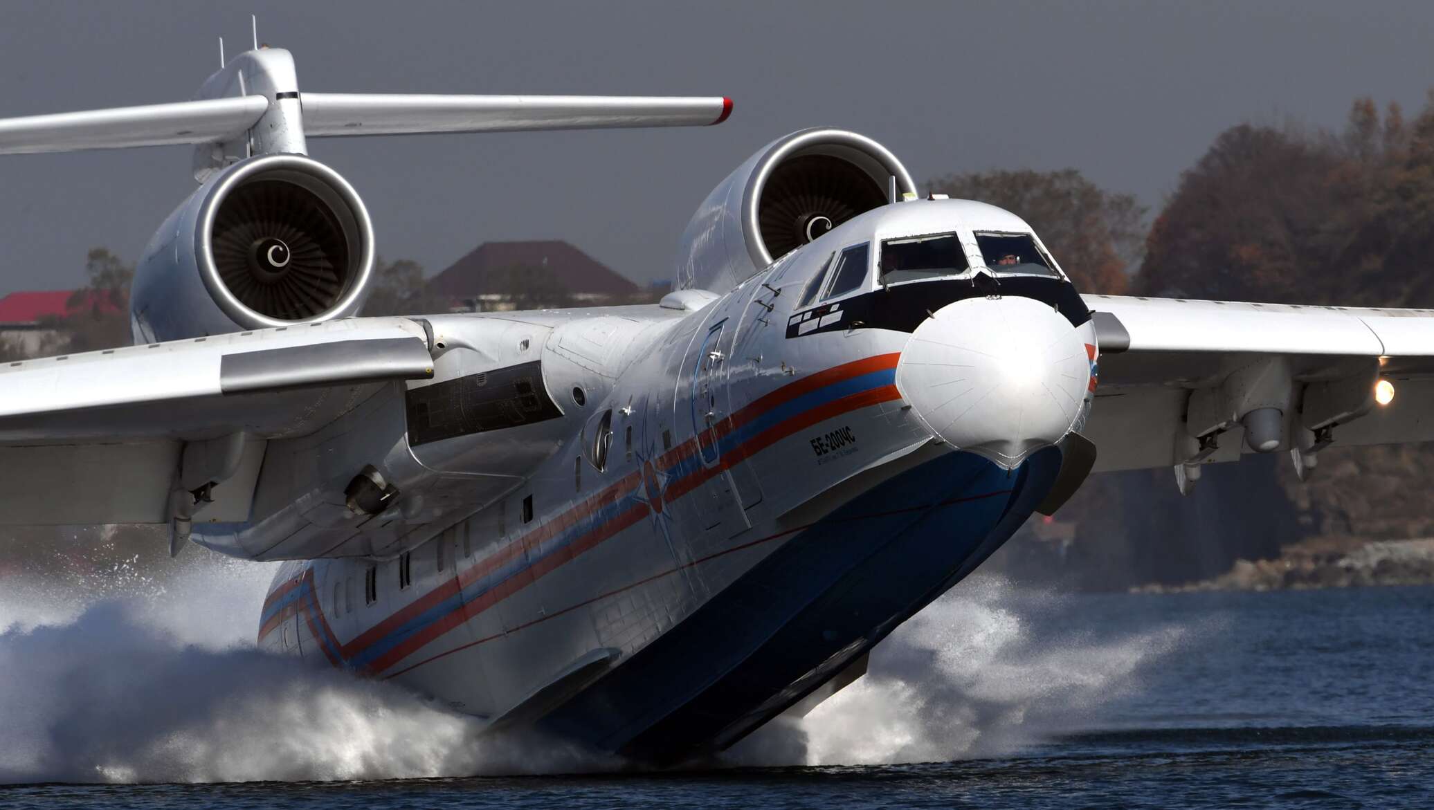 Самолёт-амфибия бе-200чс. Сколько самолетов бе 200. Пожарный самолет бе 200 характеристики. Сколько самолетов бе 200. Бе-200 шасси самолета.