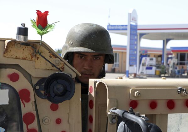 Солдат афганской национальной армии на окраине Мазари-Шарифа, Афганистан. - Sputnik Азербайджан