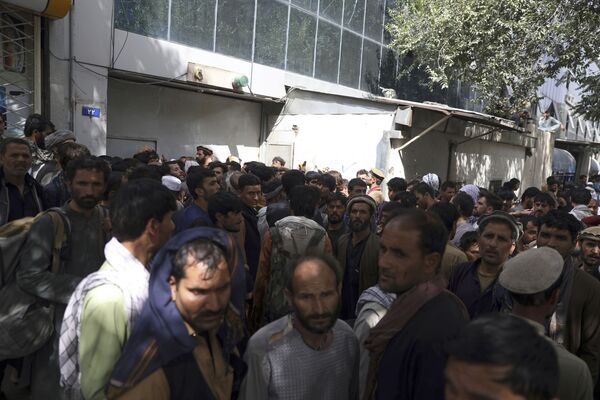 Афганцы ждут, чтобы попытаться снять деньги перед Kabul Bank. - Sputnik Азербайджан