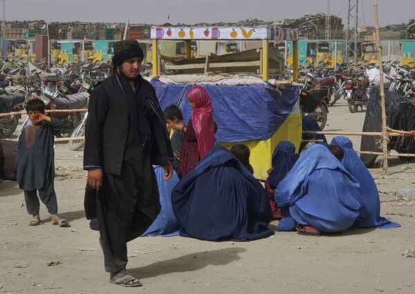 Жители Афганистана в городе Чаман на афганско-пакистанской границе. 15 августа 2021 года. - Sputnik Азербайджан