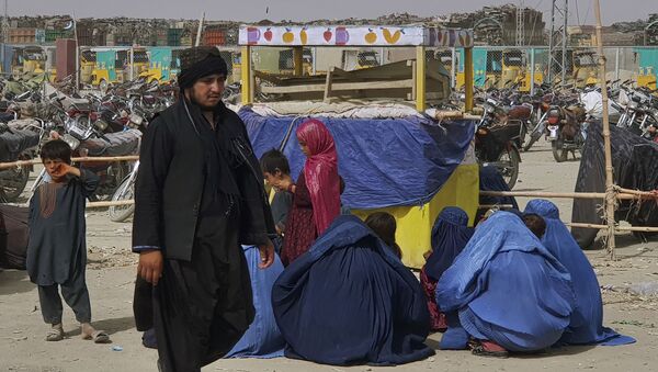 Люди на контрольно-пропускной пункте в пакистано-афганском пограничном городе Чаман, Пакистан - Sputnik Azərbaycan