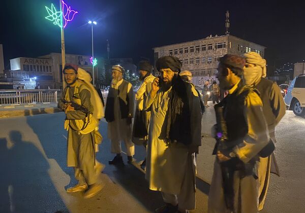 Taliban (Rusiyada qadağan olunmuş terror qruplaşması) hərəkatının silahlıları Kabildəki prezident sarayında. - Sputnik Azərbaycan