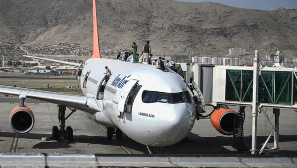 Афганцы забираются на самолет в кабульском аэропорту, 16 августа 2021 года. - Sputnik Азербайджан