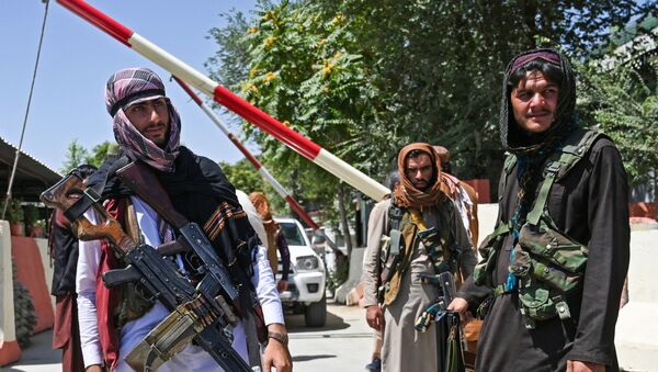 Боевики движения Талибан (террористическая группировка, запрещеннфая в РФ) в Кабуле, 16 авгутса 2021 года  - Sputnik Azərbaycan