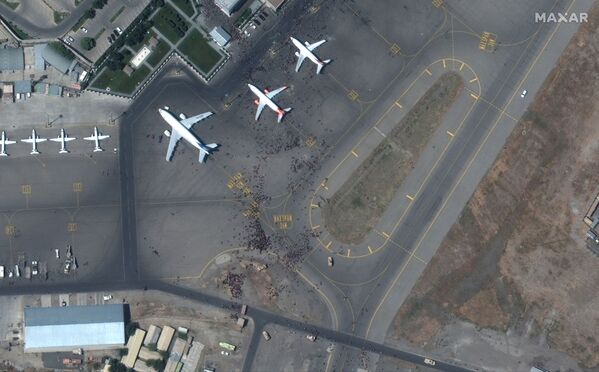 Спутниковый снимок толпы на взлетной полосе аэропорта Кабул. - Sputnik Азербайджан