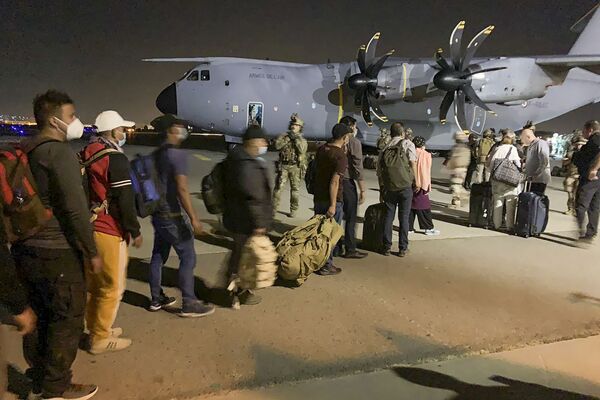 Французы и их коллеги из Афганистана в ожидании посадки на военный самолет в аэропорту Кабула. - Sputnik Азербайджан