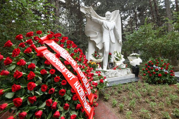 Магомаев скончался в 2008 году в Москве в возрасте 66 лет. Он похоронен на Аллее почетного захоронения в Баку. - Sputnik Азербайджан