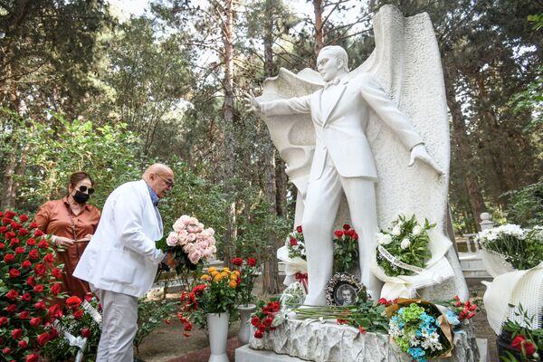 Maqomayev 2008-ci ildə 66 yaşında Moskvada vəfat edib. Bakıdakı Fəxri Xiyabanda dəfn edilib. - Sputnik Azərbaycan