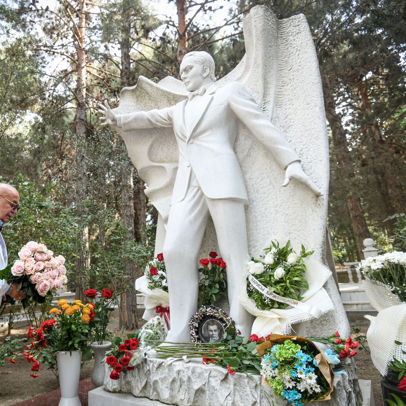 Память будет жить вечно: в Баку почтили память легендарного Муслима  Магомаева - 17.08.2021, Sputnik Азербайджан