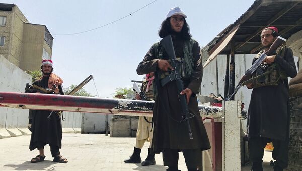 Боевики движения Талибан (террористическая группировка, запрещеннфая в РФ) в Кабуле, 17 авгутса 2021 года  - Sputnik Азербайджан