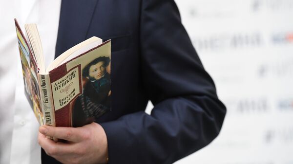 Мужчина читает книгу, фото из архива - Sputnik Азербайджан