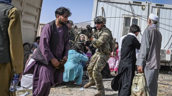 Американский солдат целится на афганцев в аэропорту Кабула  - Sputnik Азербайджан