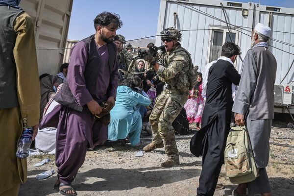 Американский солдат целится в афганцев в аэропорту Кабула. - Sputnik Азербайджан