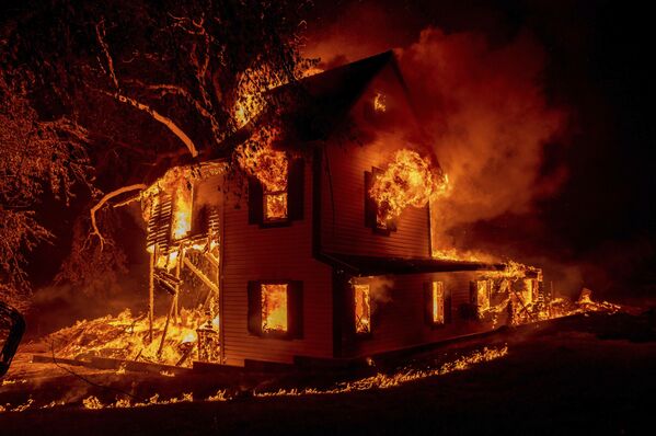 Загоревшийся дом в Джейнсвилле, штат Калифорния. - Sputnik Азербайджан