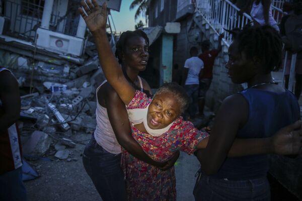  Родственники погибшей девочки во время землетрясения на Гаити . - Sputnik Азербайджан