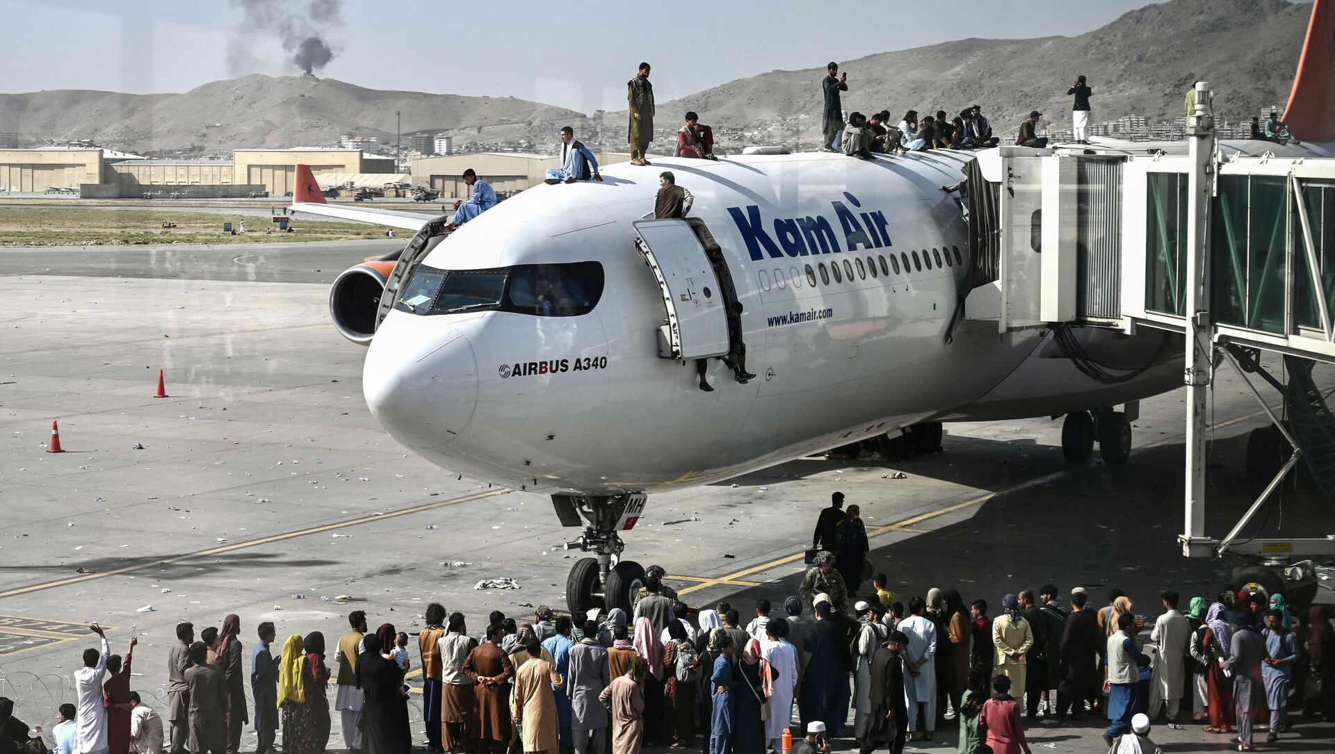 Афганцы забираются на самолет в аэропорту после вступления талибов в Кабул - Sputnik Azərbaycan, 1920, 27.08.2021