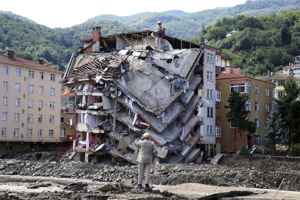 Разрушенное в результате наводнений здание в городе Бозкурт провинции Кастамону, Турция. - Sputnik Азербайджан