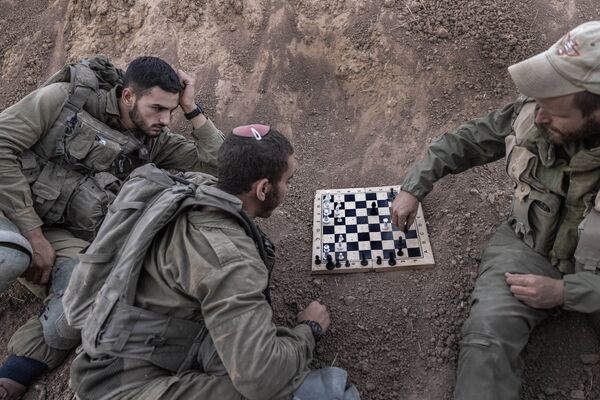 Израильские солдаты на позиции играют в шахматы. - Sputnik Азербайджан