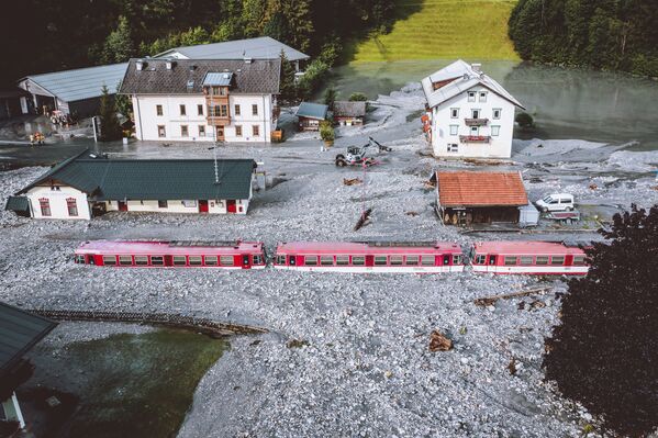 Застрявший после наводнения поезд в Вальд-им-Пинцгау недалеко от Зальцбурга, Австрия. - Sputnik Азербайджан