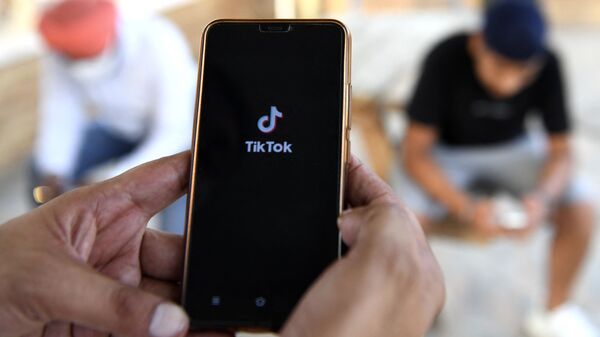 Логотип социальной сети TikTok на экране смартфона - Sputnik Азербайджан