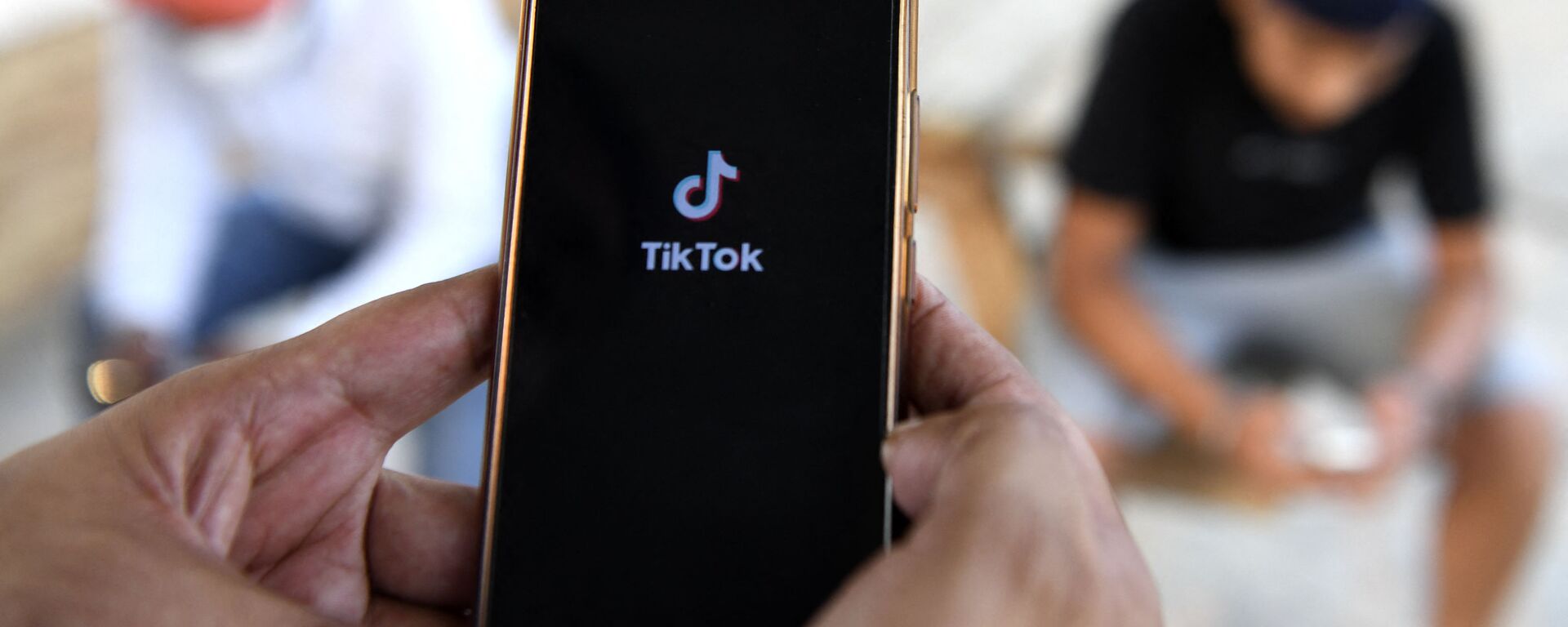 Логотип социальной сети TikTok на экране смартфона - Sputnik Азербайджан, 1920, 18.05.2024