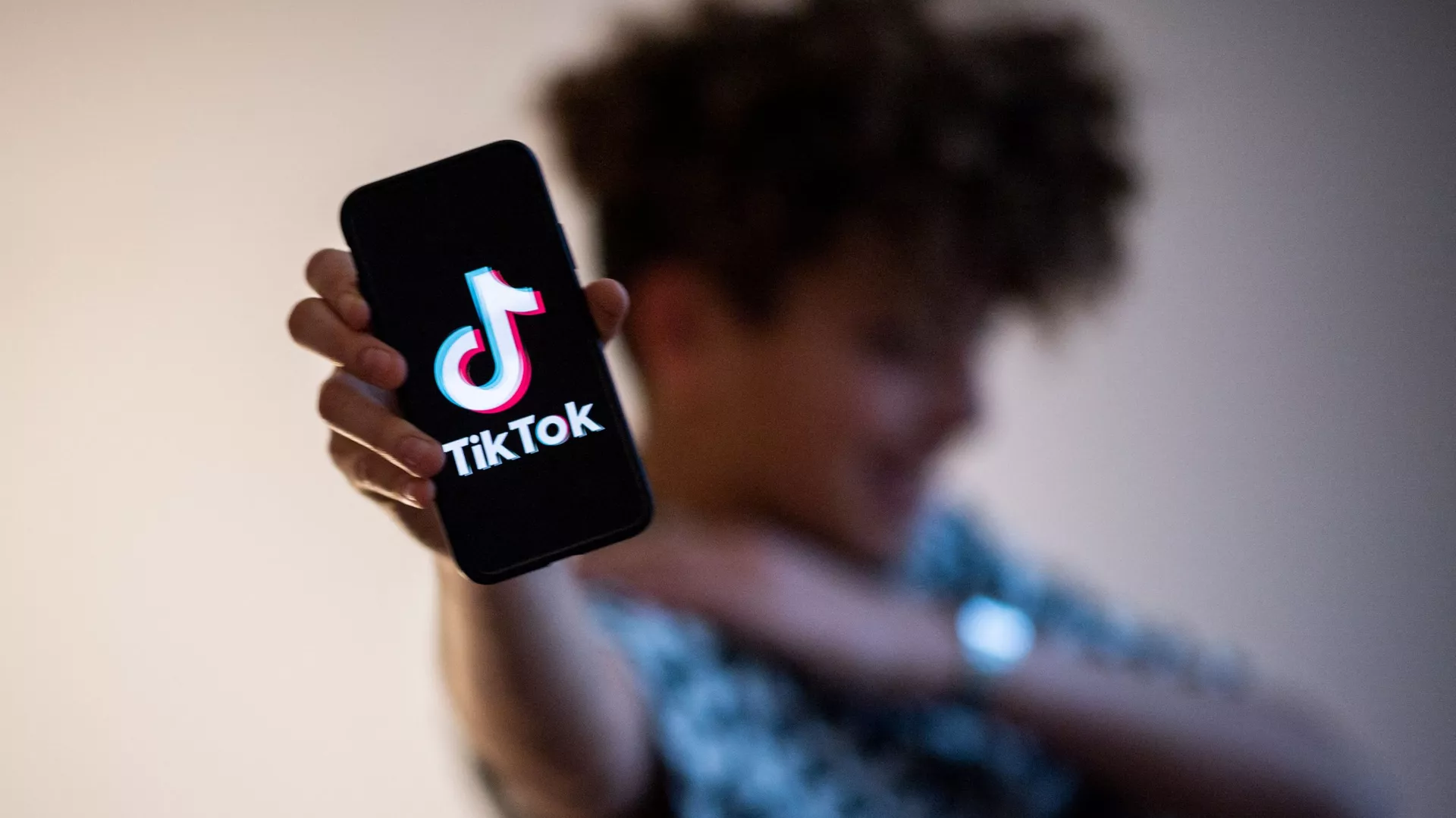 Логотип социальной сети TikTok на экране смартфона