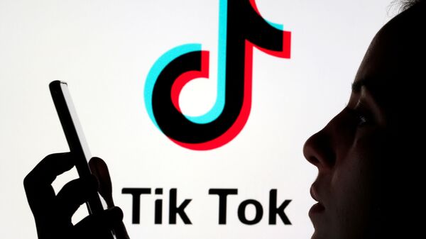 Логотип социальной сети TikTok на экране смартфона - Sputnik Azərbaycan