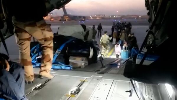 Кадры эвакуации в Афганистане. Французы вывозят людей из Кабула - Sputnik Азербайджан